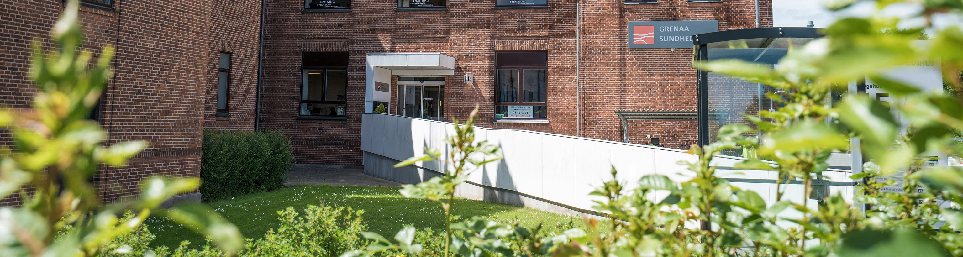Grenaa Sundhedshus set fra parken