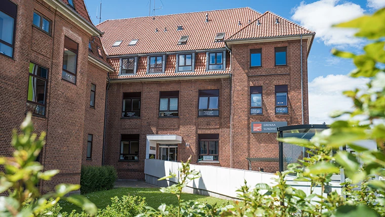 Grenaa Sundhedshus set fra parken